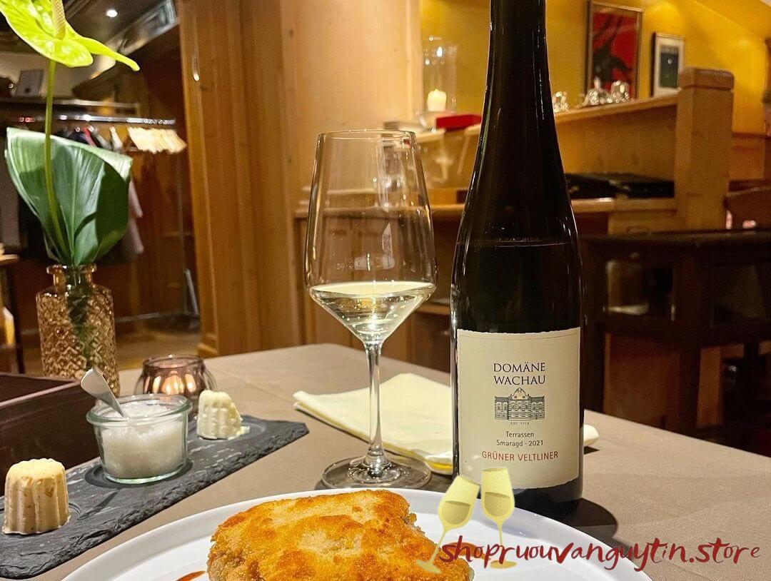 ruou-vang-ao-GRÜNER-VELTLINER-SMARAGD-TERRASSEN-2022